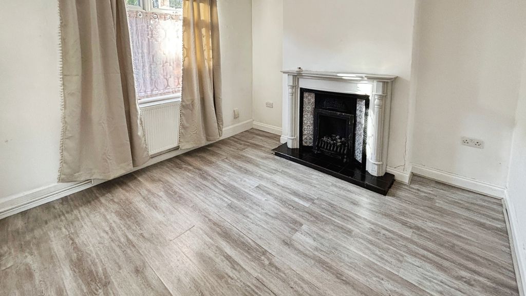 Property photo 3 of 10 Lounge