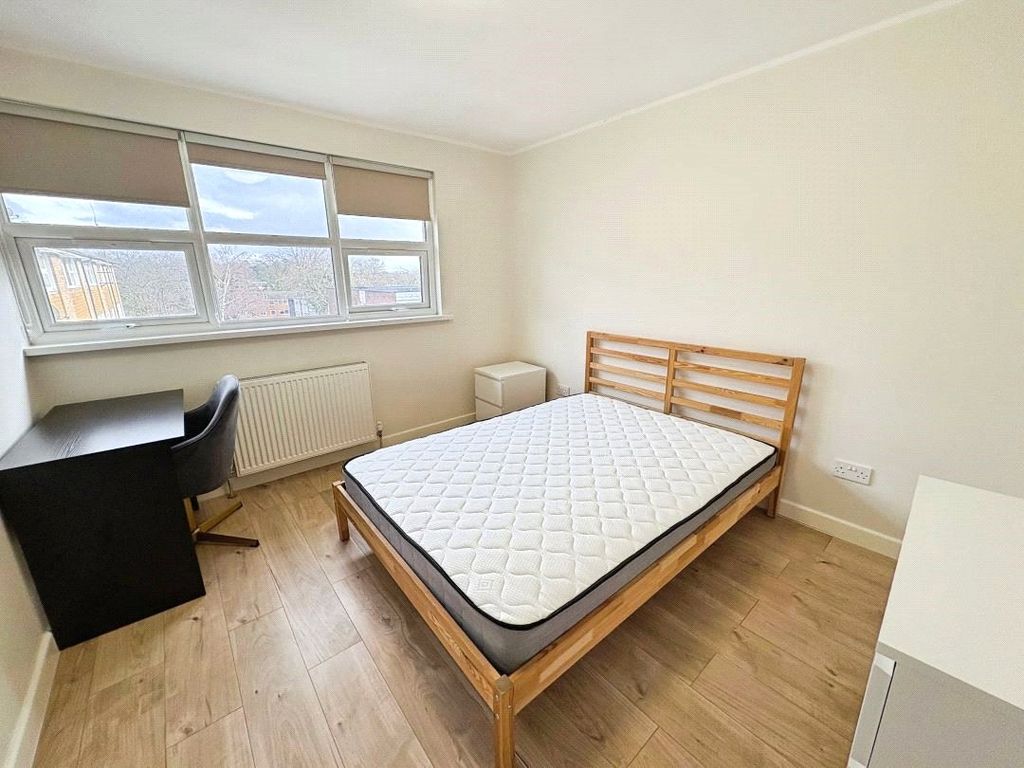 Property photo 2 of 6 Bedroom