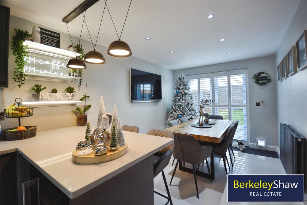 Property photo 3 of 23 Dining Area