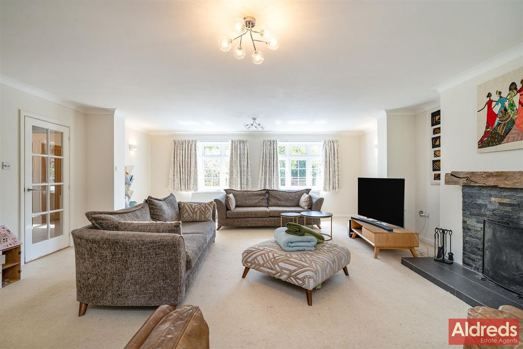 Property photo 3 of 27 Romany Rd (5).Jpg