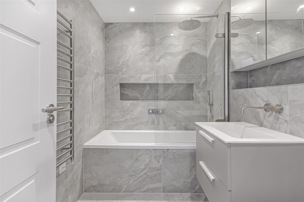 Property photo 3 of 7 .