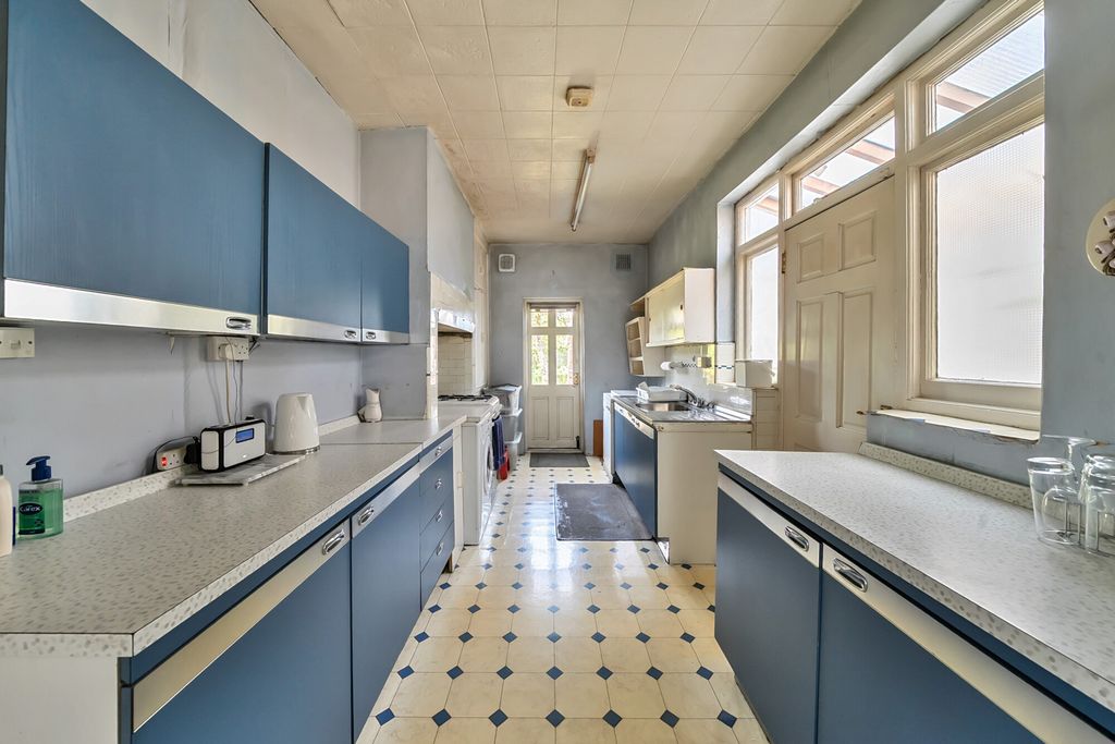Property photo 3 of 19 1296183-15-682c6F...