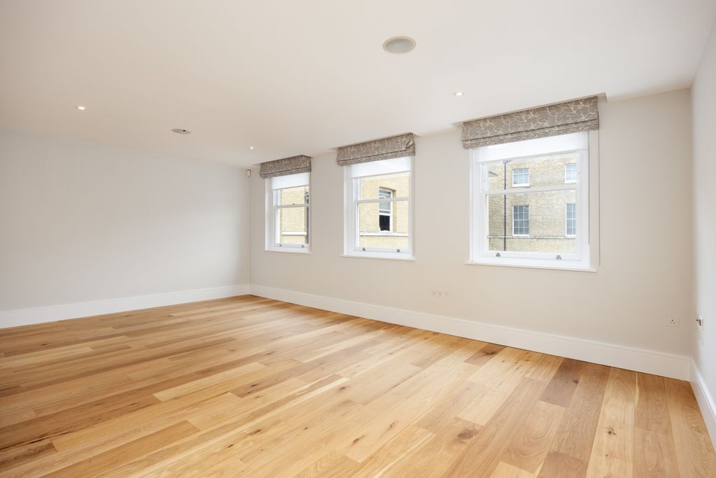 Property photo 2 of 15 Cavalry Square 52...
