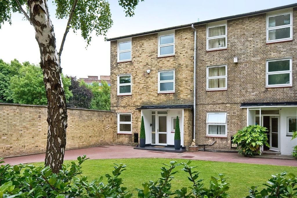 Property photo 1 of 10 7 Court Close-Ext.Jpg