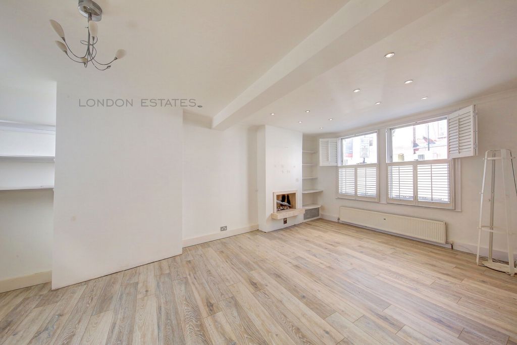 Property photo 3 of 8 Photo 6