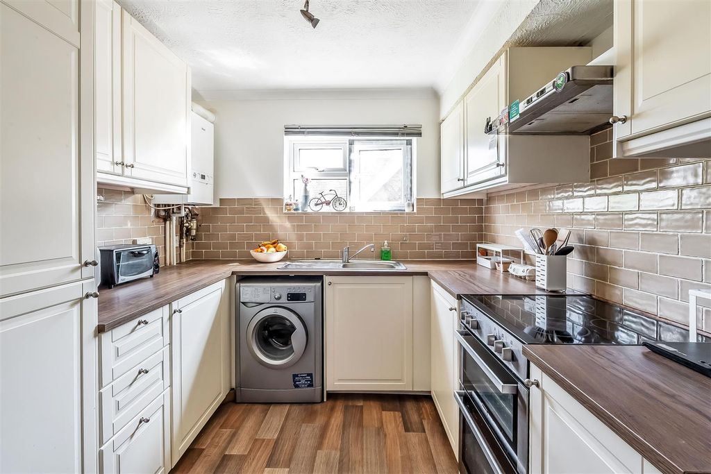 Property photo 3 of 20 Flat-10-Beechwood-Court-20.Jpg