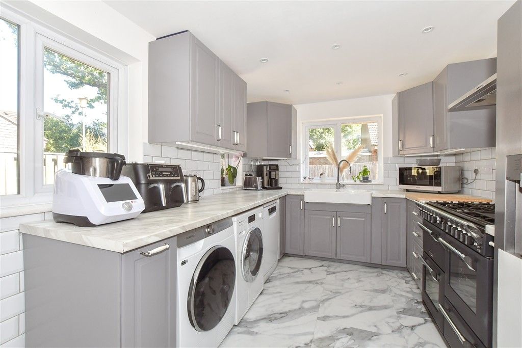 Property photo 3 of 17 Kitchen
