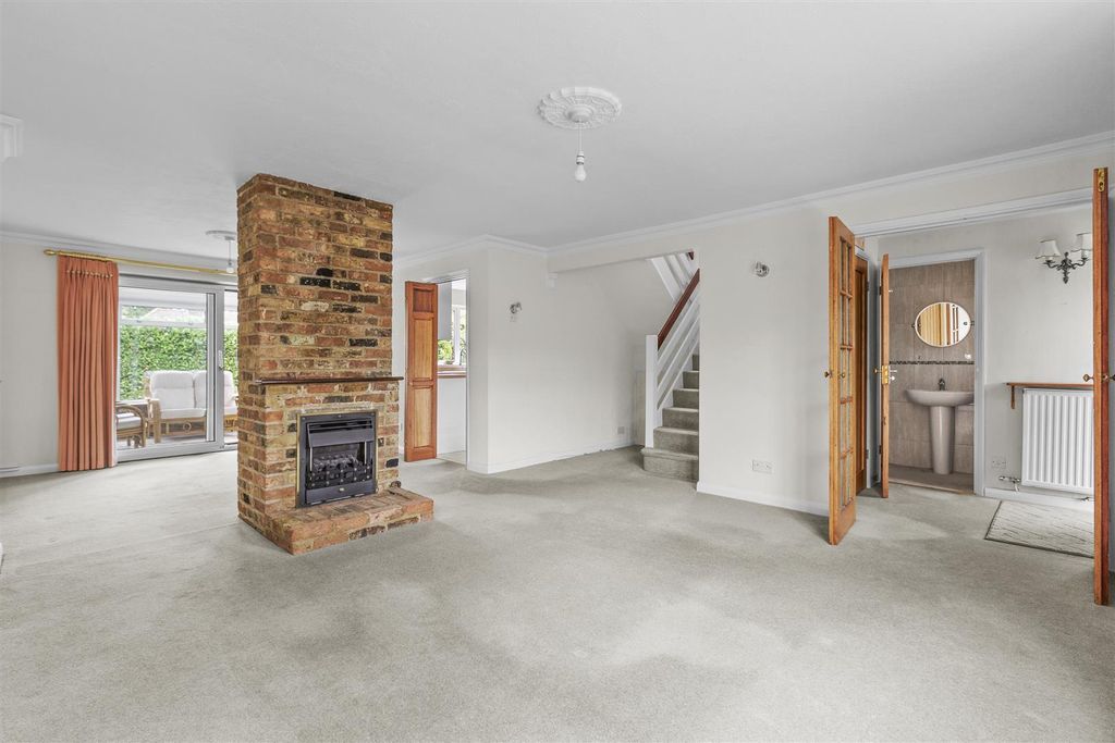 Property photo 2 of 15 4 Grange Road, Hp15 7Qz-7.Jpg