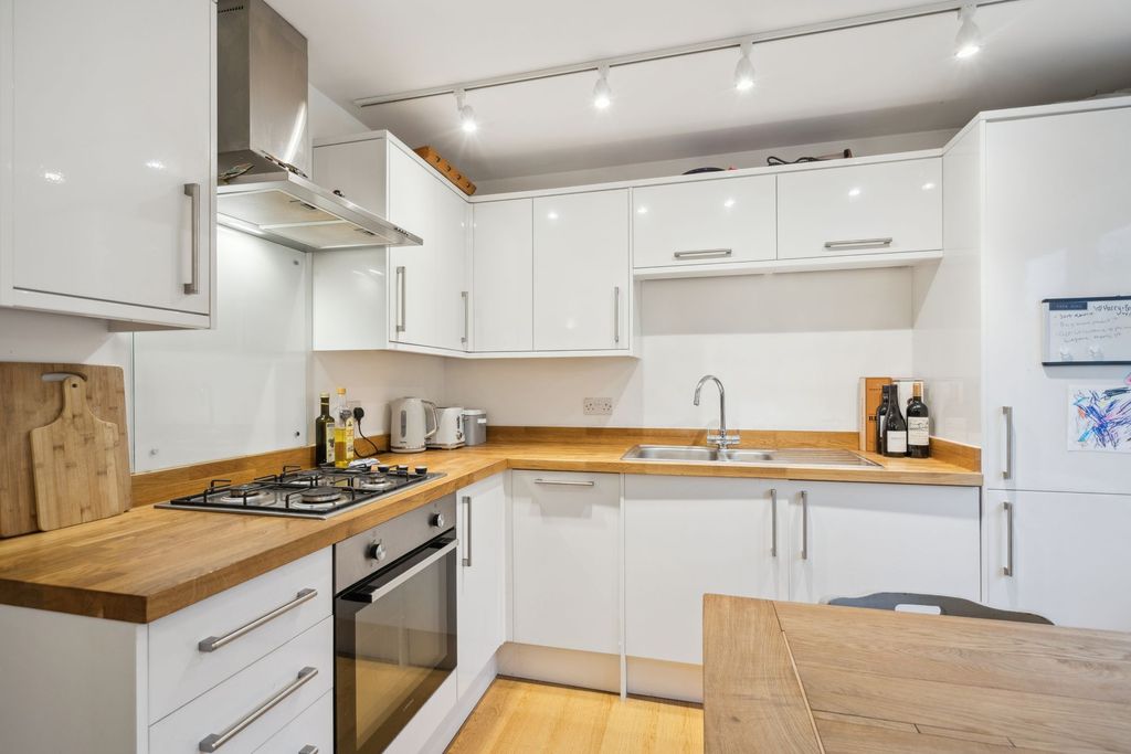 Property photo 3 of 11 Kitchen