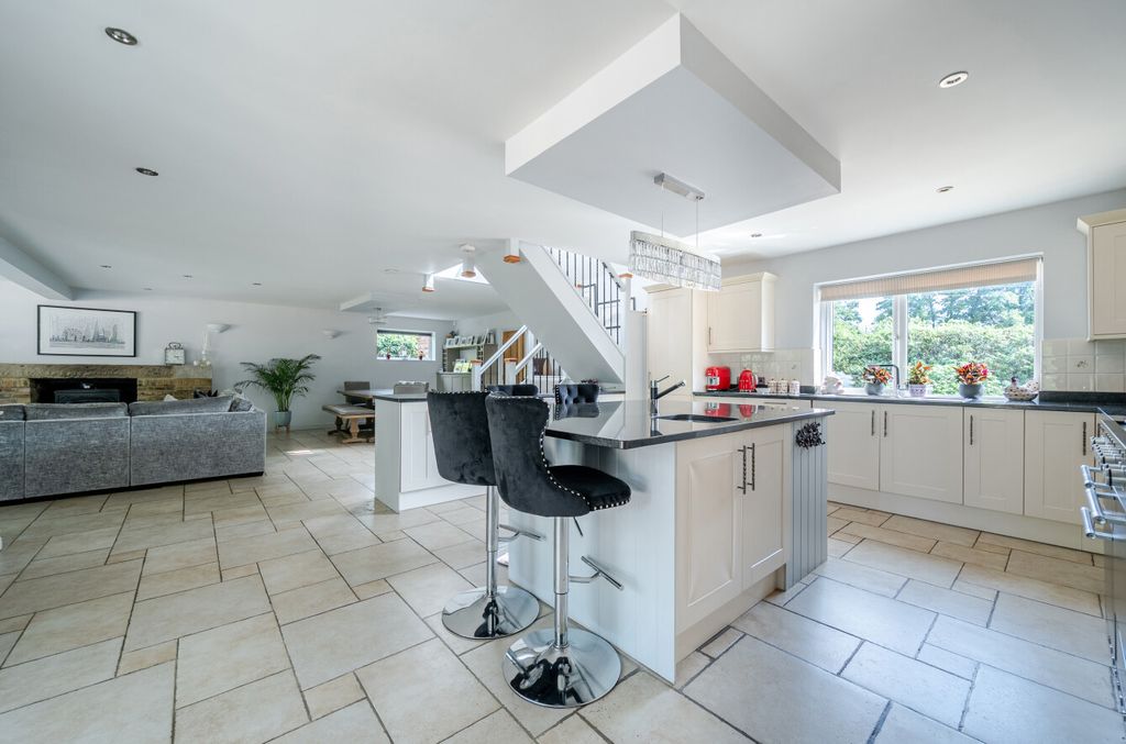 Property photo 2 of 38 1501155-18-6A70c2...
