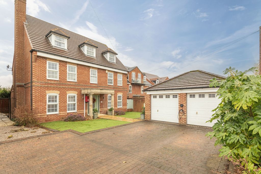 Property photo 1 of 49 02 - 5 Hartshead Court Wf15 8Fg