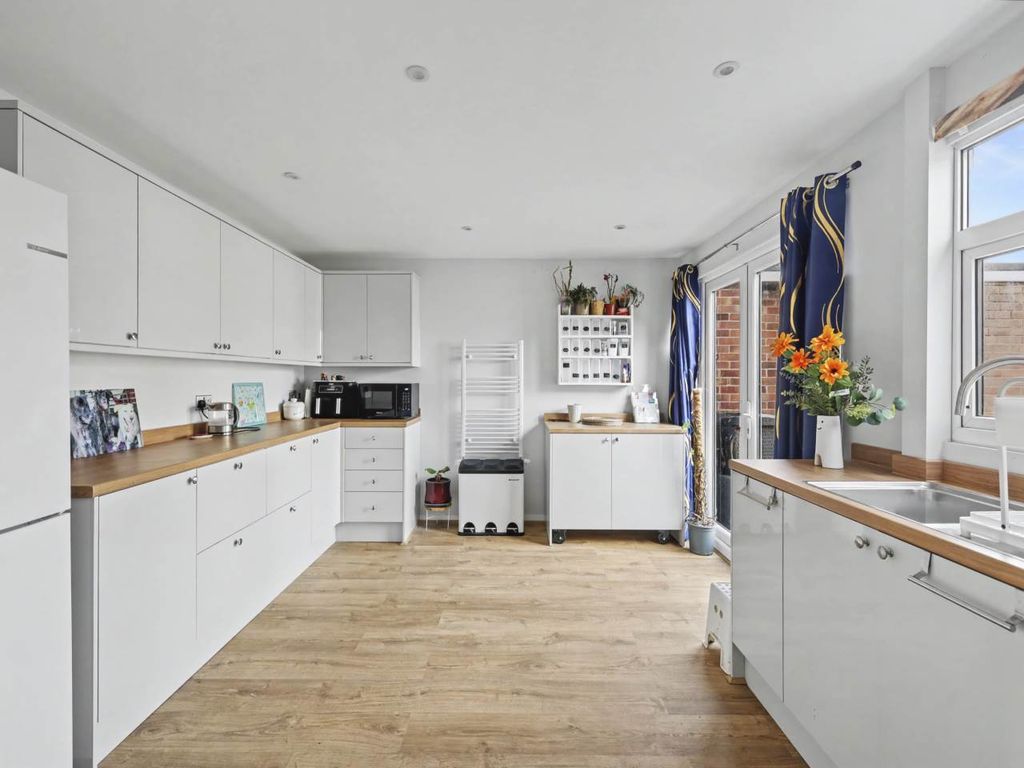 Property photo 2 of 20 Kitchen (3)