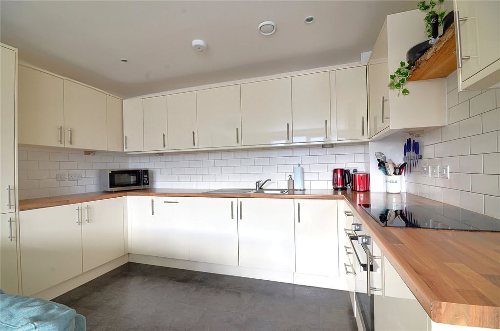 Property photo 3 of 10 Kitchen