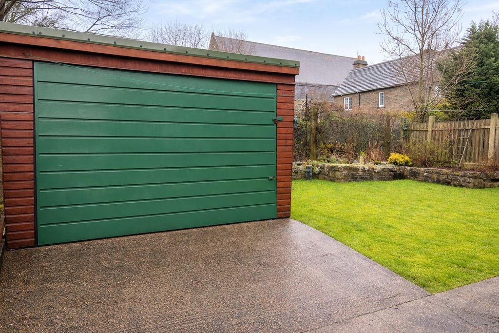 Property photo 3 of 15 Garage