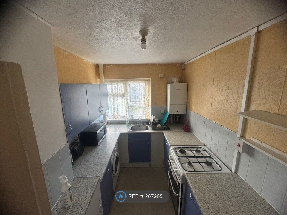 Property photo 3 of 8 Kitchen