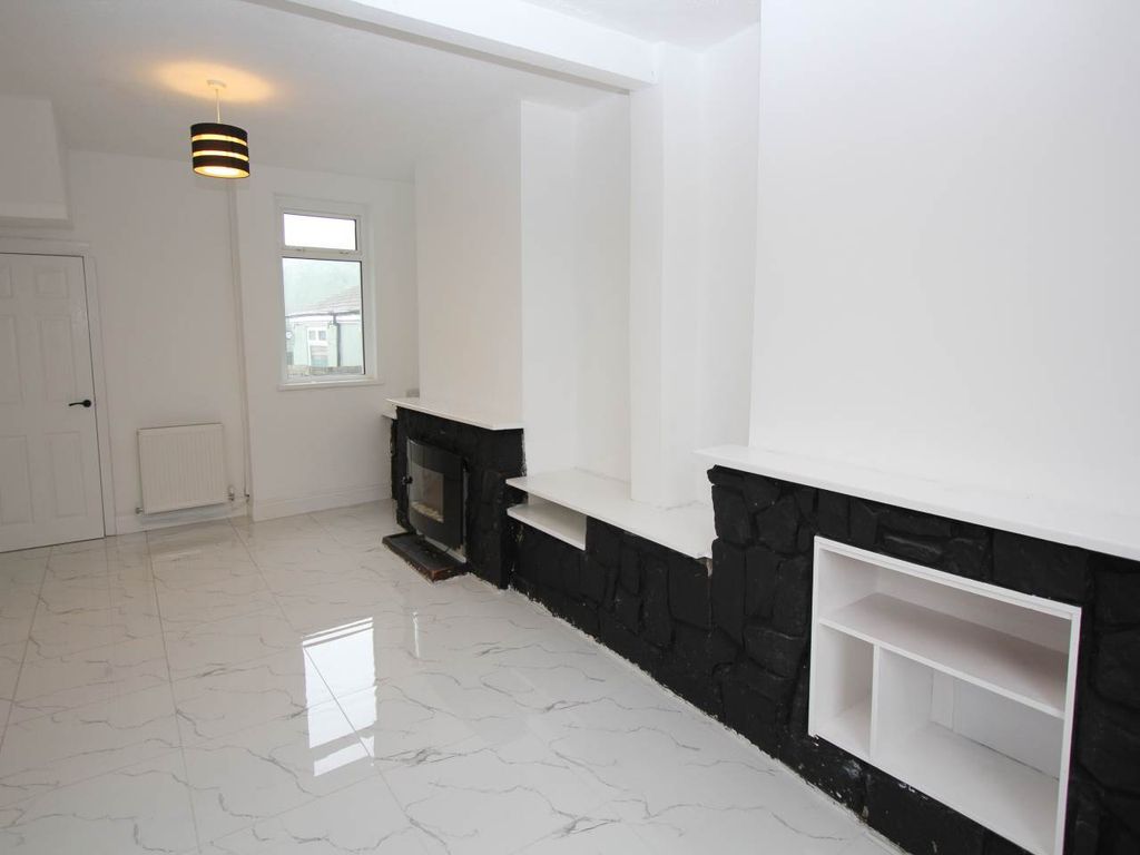 Property photo 3 of 8 Lounge