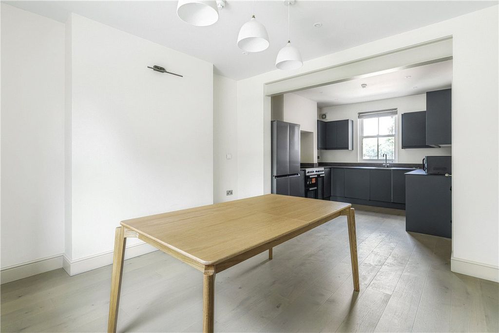 Property photo 3 of 17 Picture 3