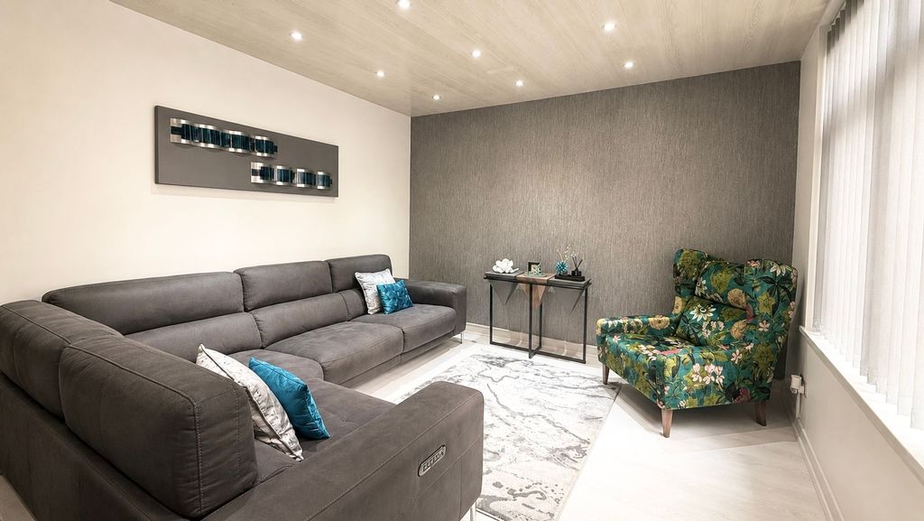 Property photo 3 of 15 Lounge