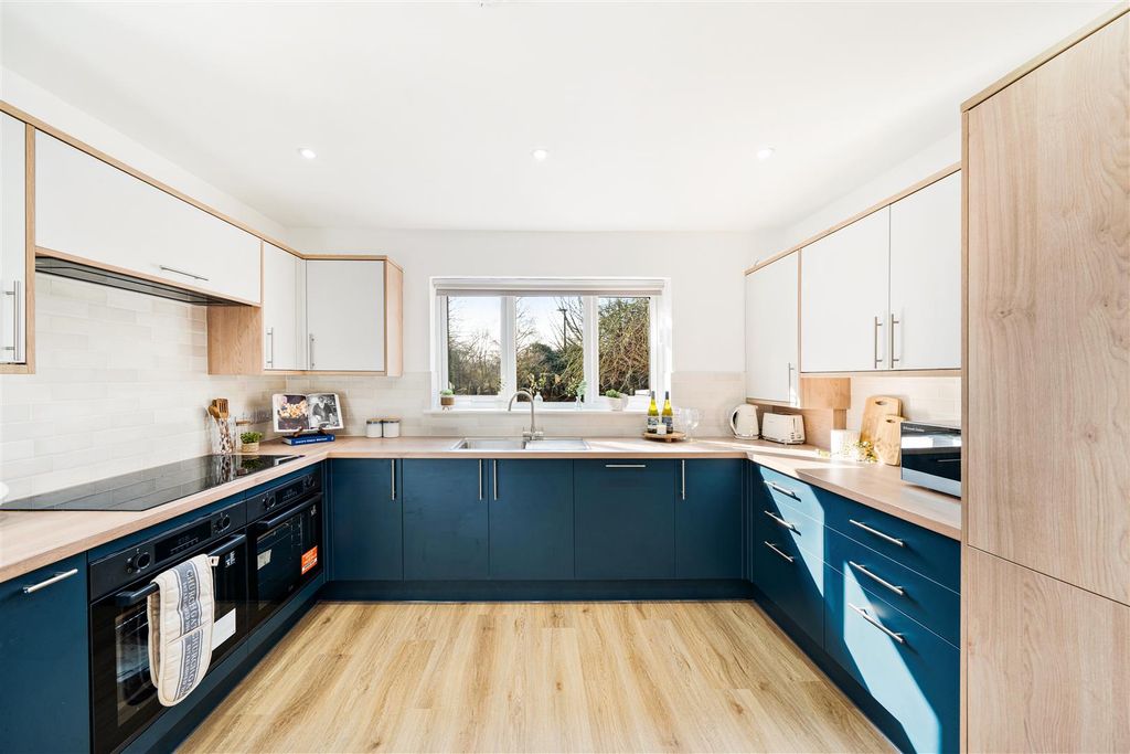 Property photo 3 of 6 Kitchen