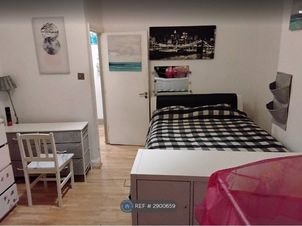 Property photo 1 of 9 Railway Cottage Room