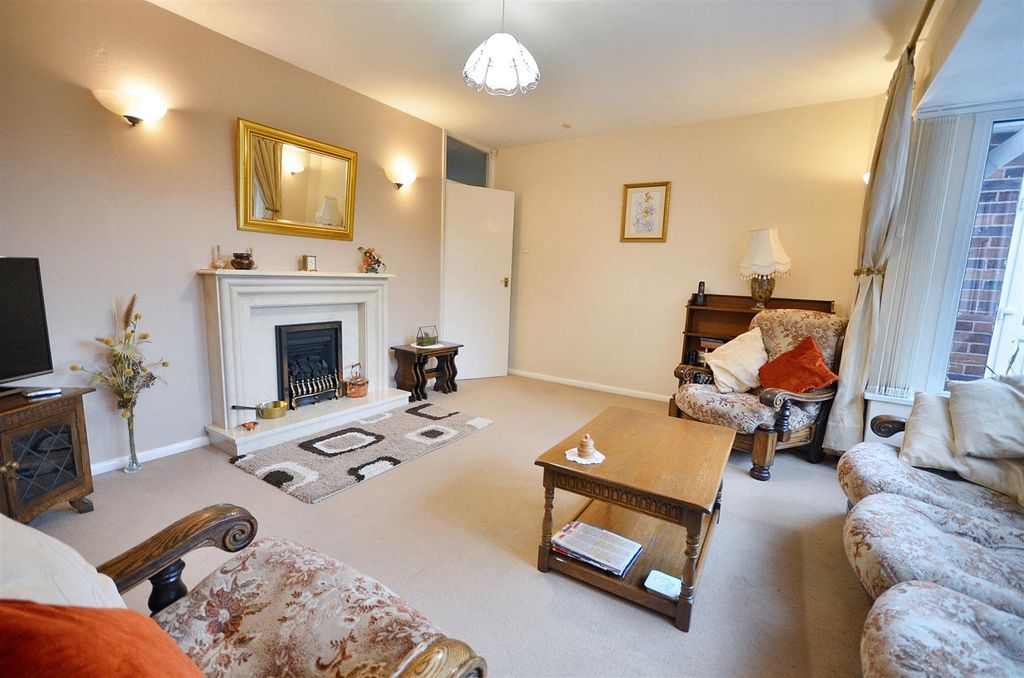 Property photo 2 of 19 Lounge