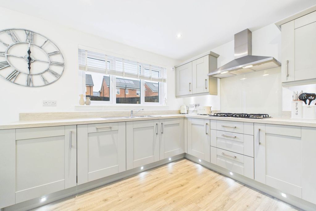 Property photo 2 of 27