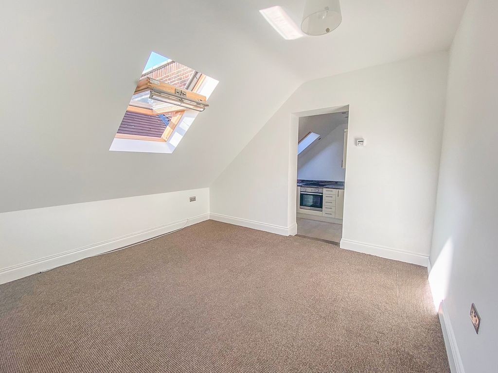 Property photo 3 of 12 Lounge 2