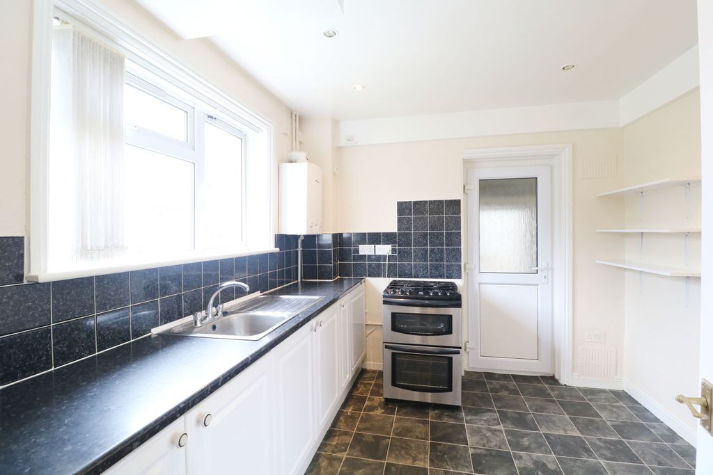 Property photo 3 of 10 Kitchen