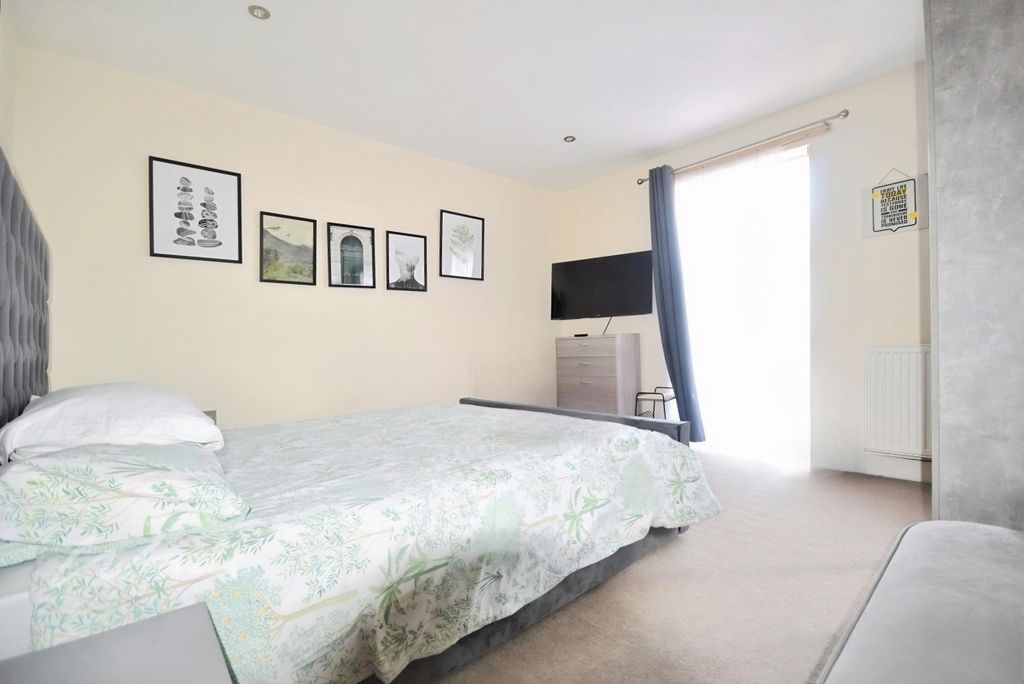 Property photo 3 of 5 High 8 Bed 1 Use