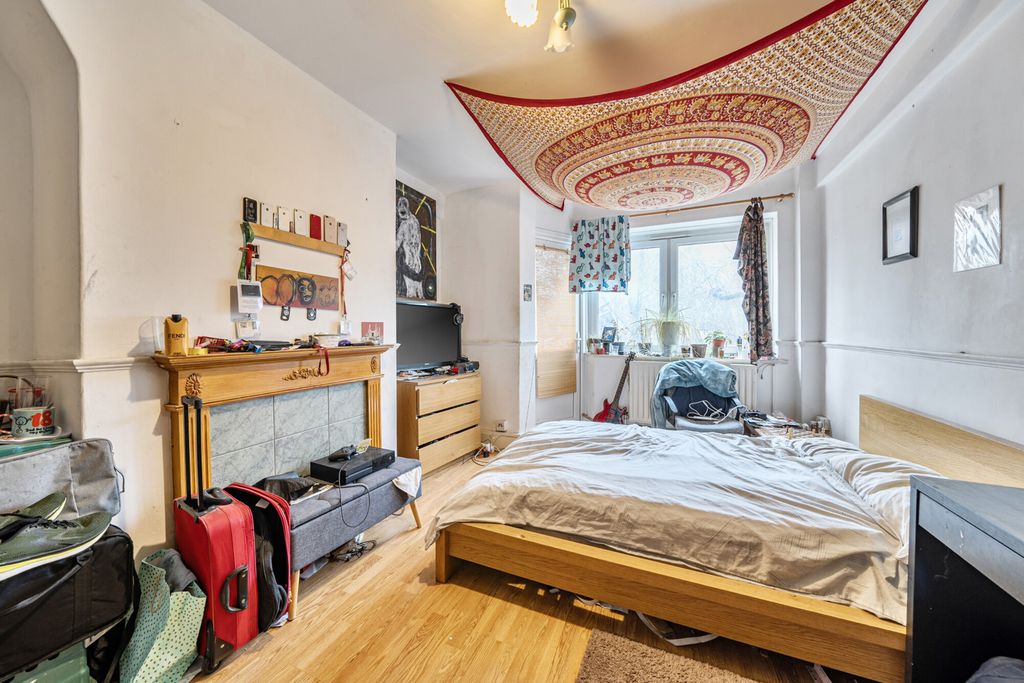 Property photo 3 of 16 Lounge