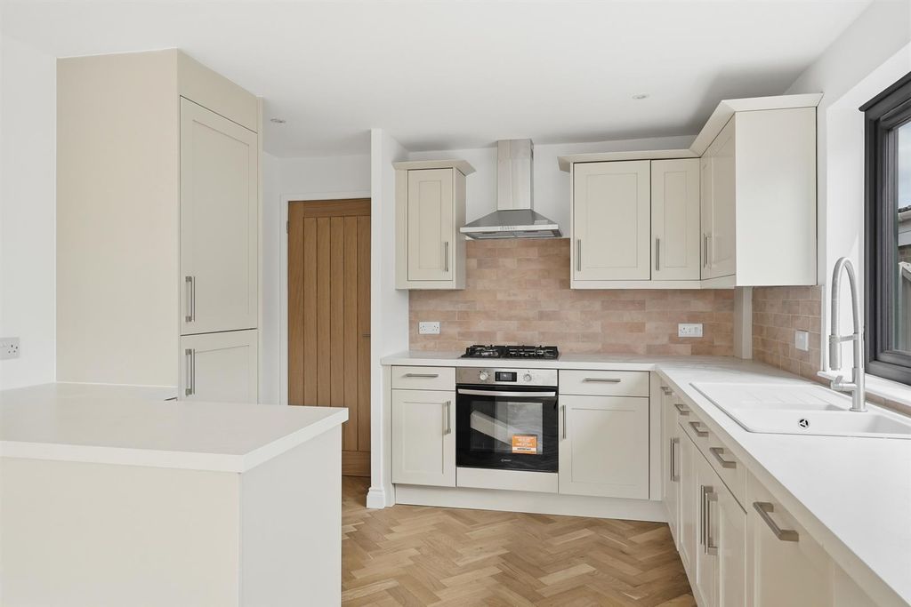 Property photo 2 of 18 32-Kingswoodclose-010.Jpg