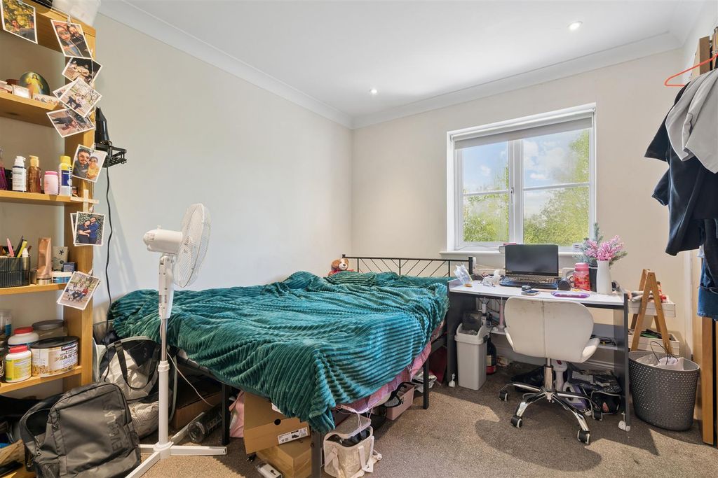 Property photo 3 of 11 12 Mountcombe House Sw19 Bedroom 2.Jpg