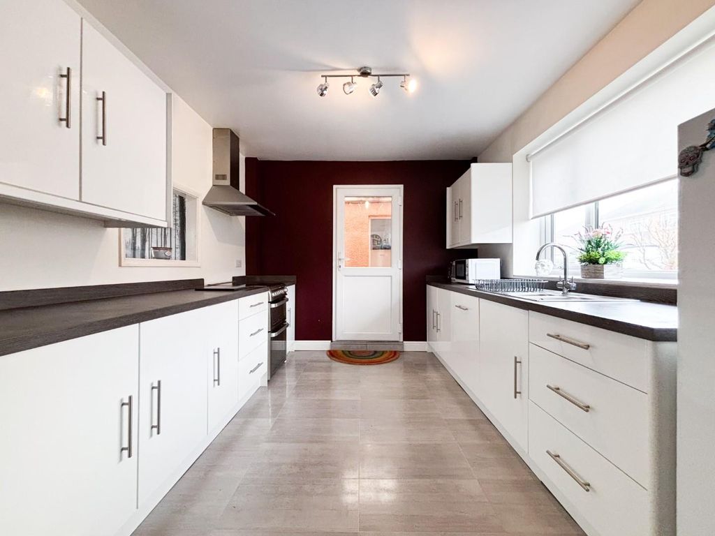 Property photo 3 of 31 Kitchen