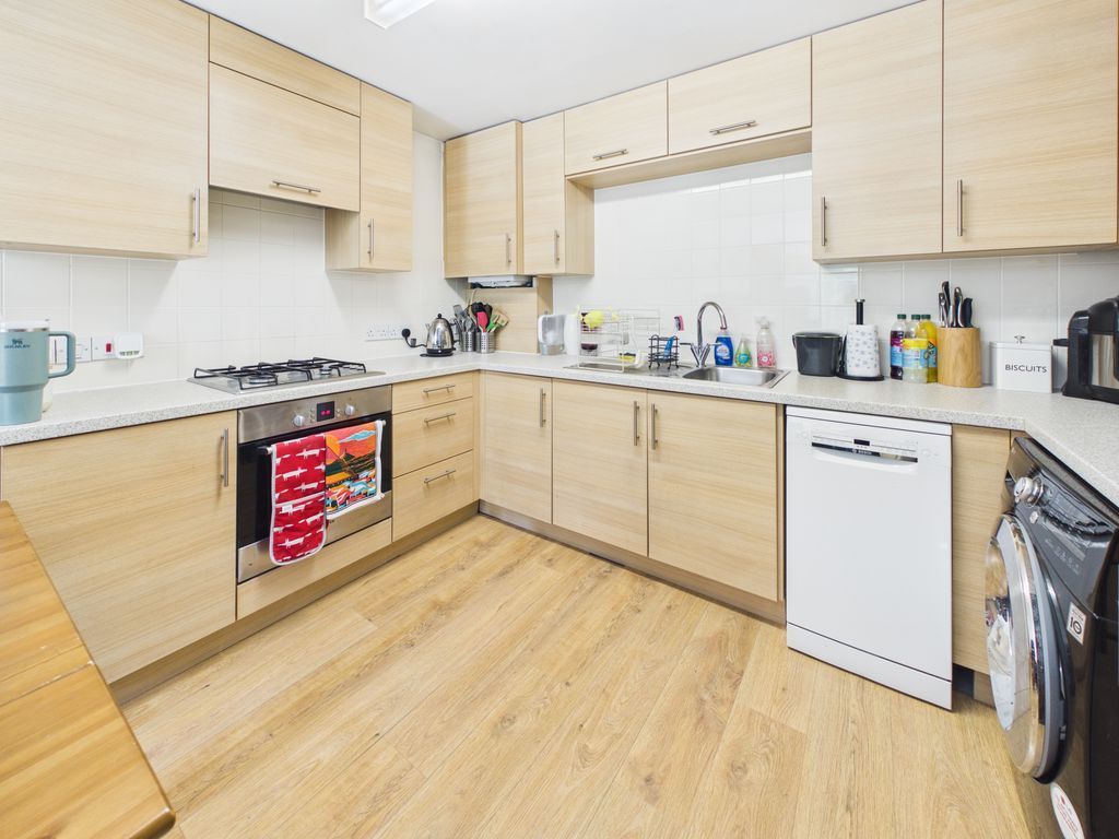 Property photo 3 of 10 Kitchen