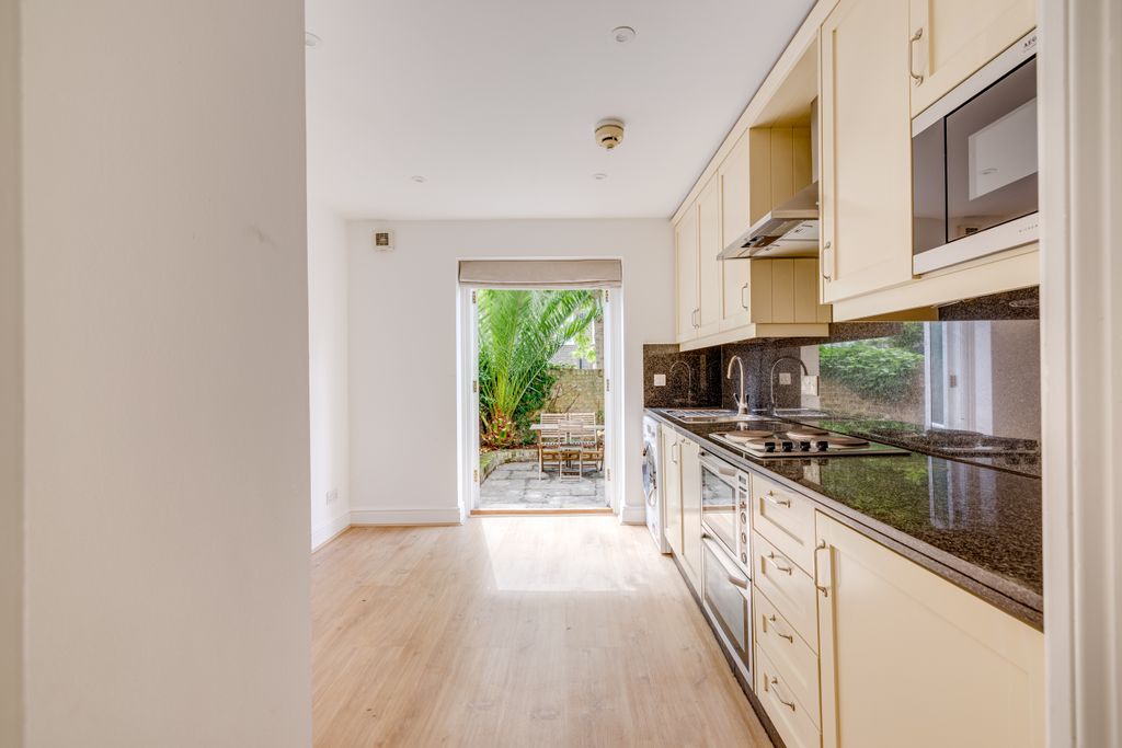 Property photo 3 of 6 Kitchen