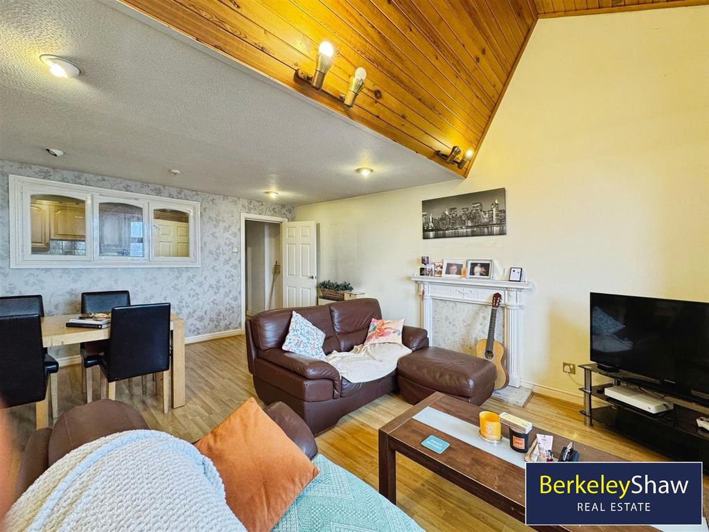 Property photo 3 of 13 Living/Dining Room (3)