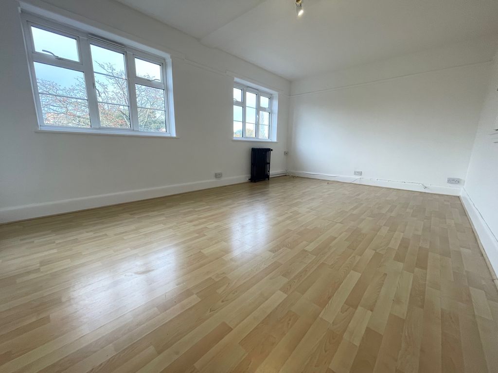 Property photo 1 of 17 Living Room