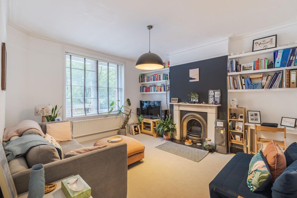 Property photo 1 of 11 Living Room