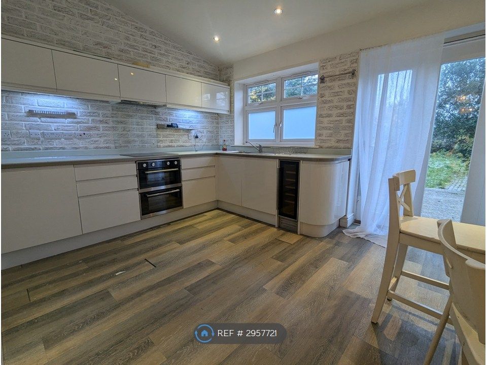 Property photo 2 of 14 Kitchen/Breakfast