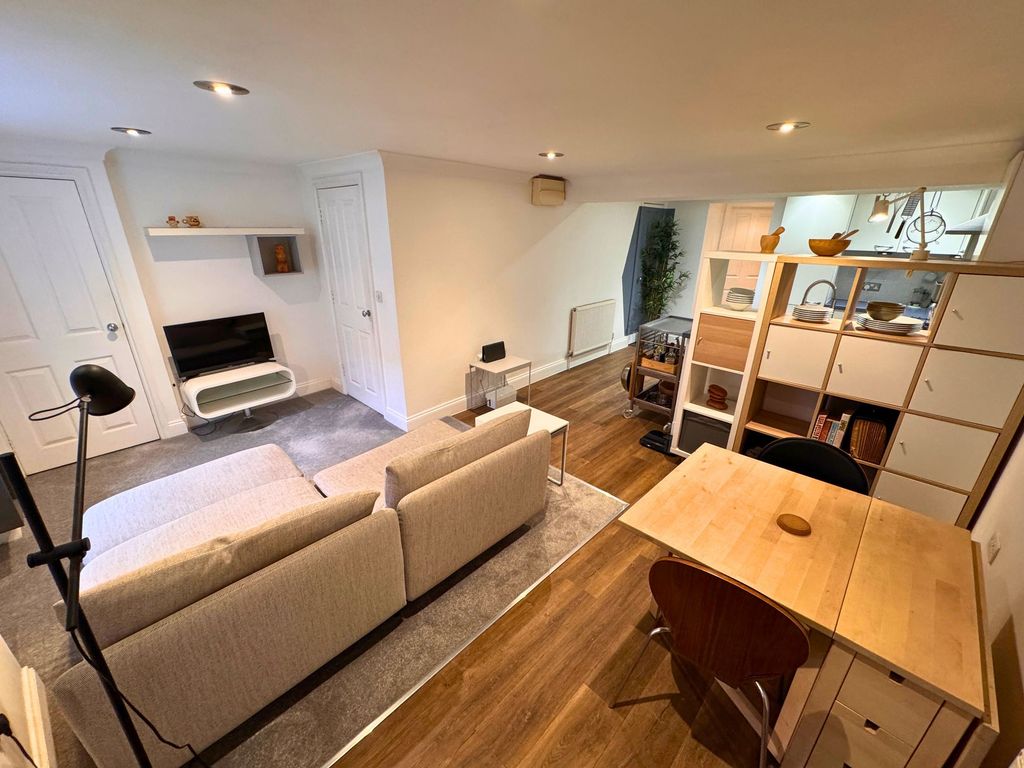 Property photo 2 of 12 Lounge / Diner