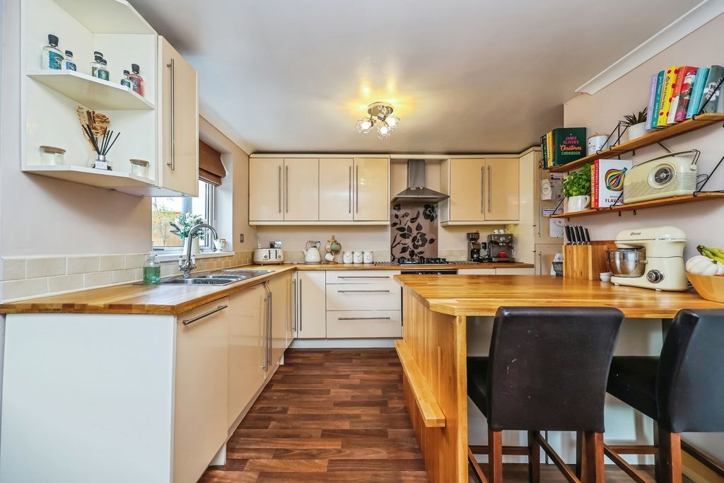 Property photo 3 of 18 Kitchen