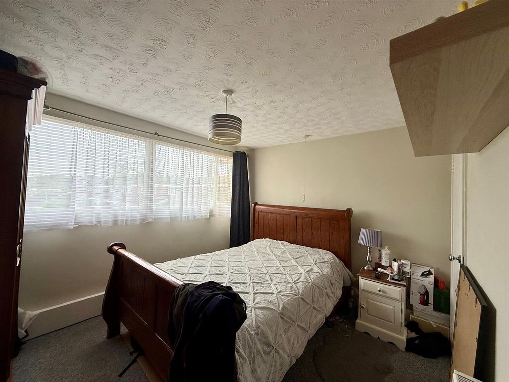 Property photo 2 of 6 Bedroom.Jpg