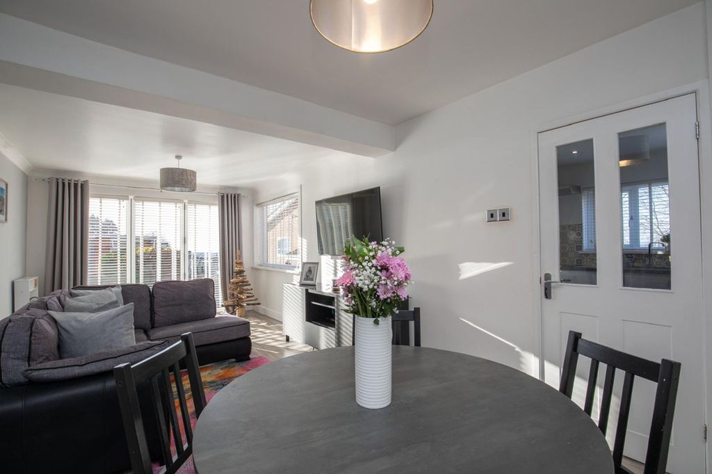 Property photo 3 of 32