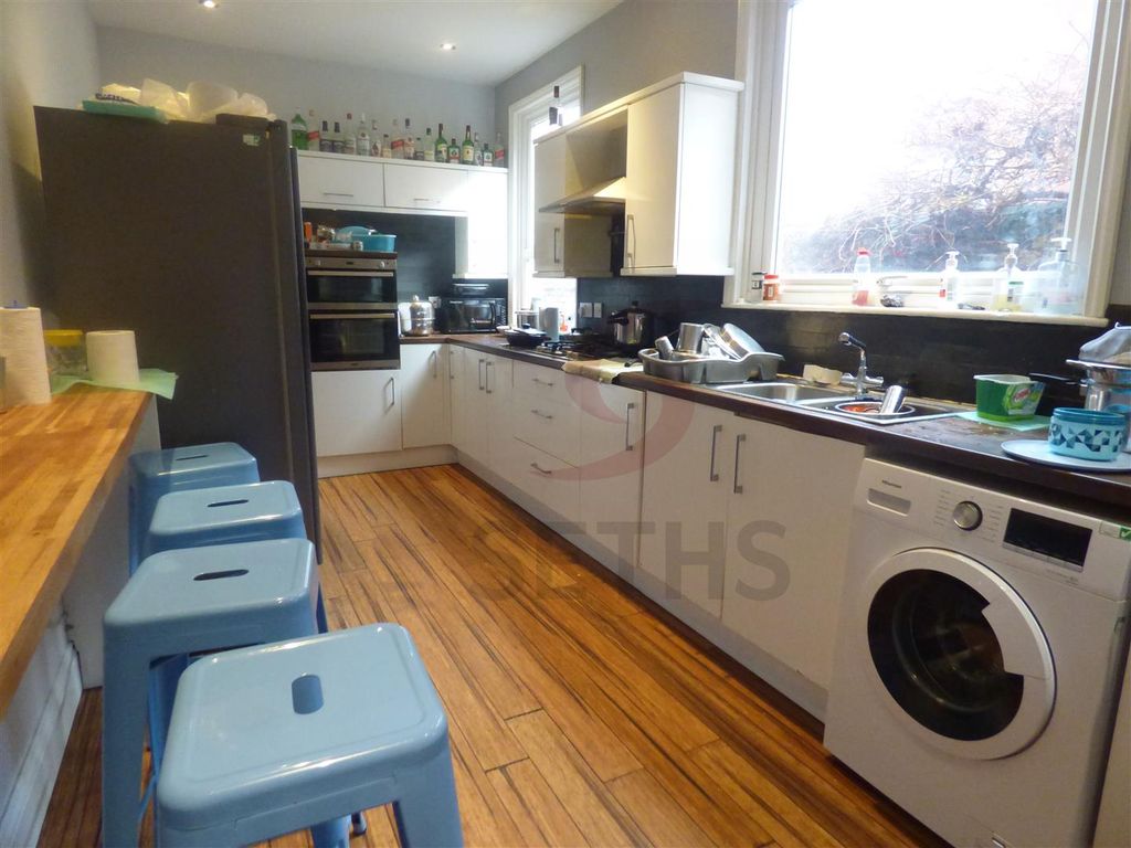 Property photo 2 of 9 Kitchen 2