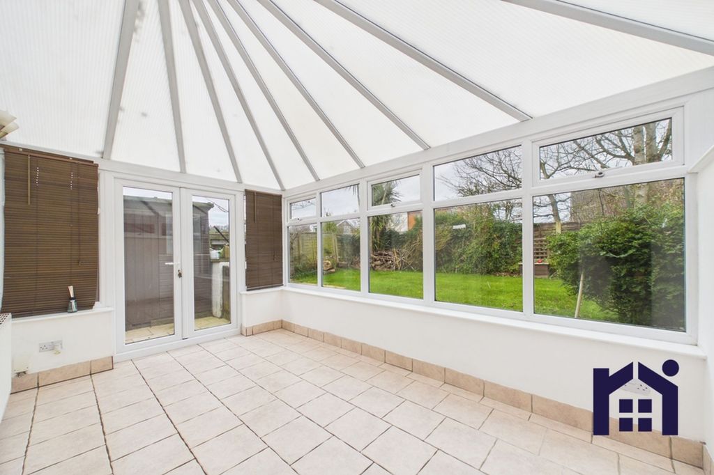 Property photo 3 of 20 Spacious Conservatory
