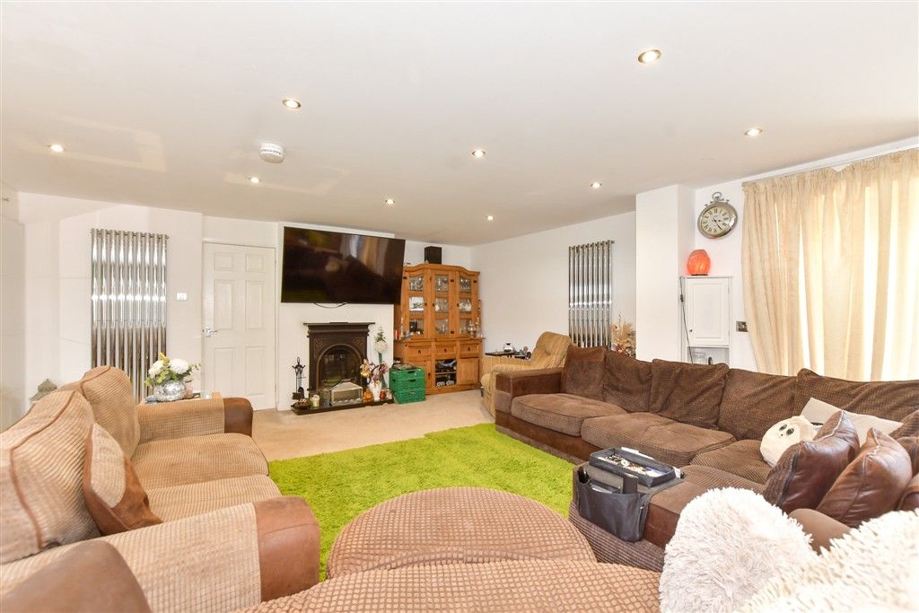 Property photo 3 of 15 Lounge