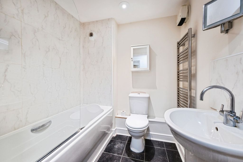 Additional image 11 of 2 bed flat for saleThe Wharf, Leighton Buzzard, Bedfordshire LU7