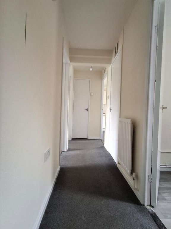 Property photo 3 of 7 Hallway