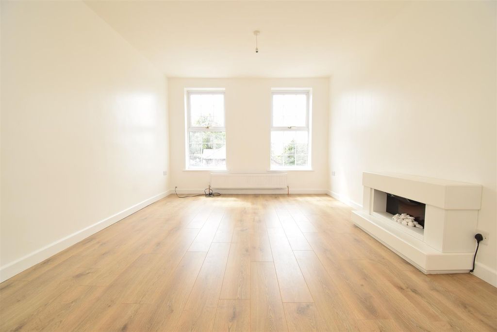 Property photo 3 of 16 Lounge