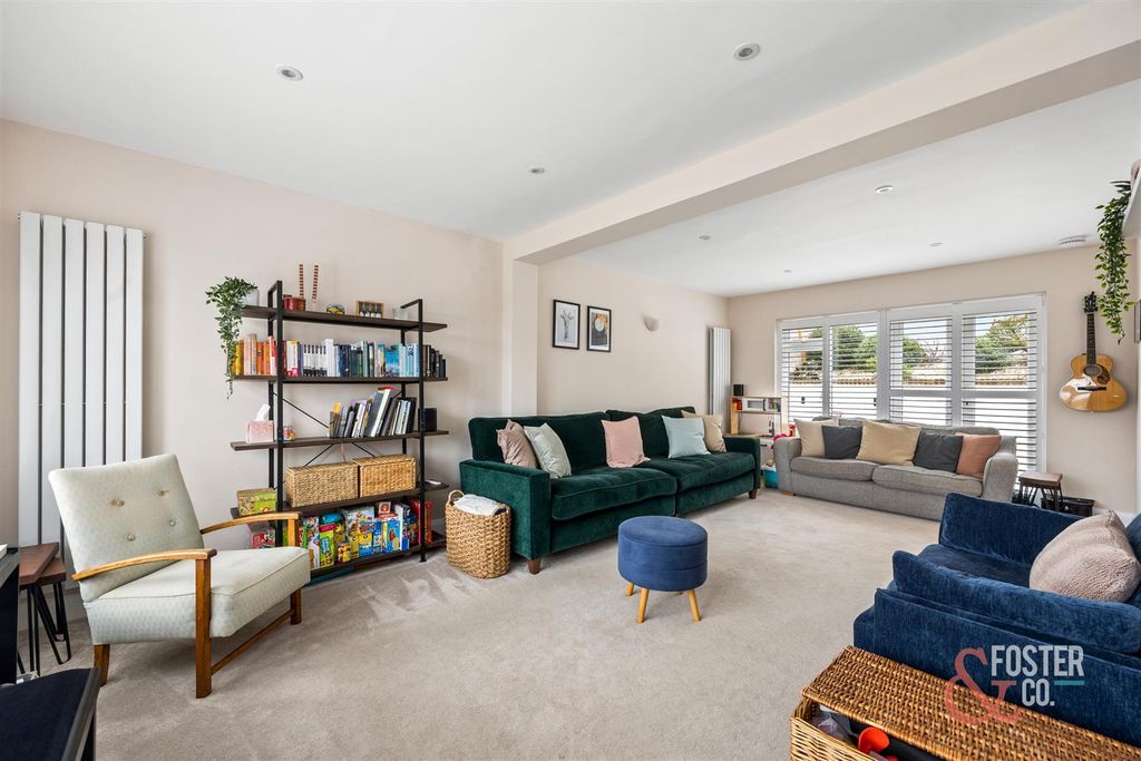 Property photo 3 of 32 Hangleton Valley Drive, 176-018.Jpg